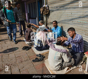 Street barbers in the Khari Baoli Spice Market, Old Delhi, India Stock Photo