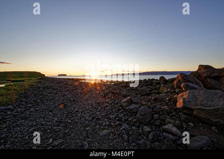 Drangey ist eine unbewohnte isländische Insel, die in der Mitte des Fjordes Skagafjörður gelegen ist. Stock Photo