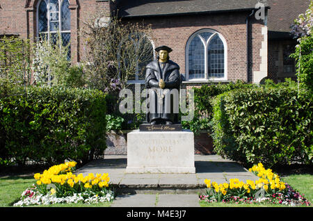 Statue of Sir Thomas Moore outside Chelsea Old church Stock Photo