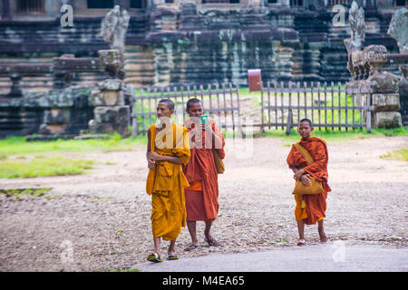 Budhist monks at the Angkor Wat Temple in Siem Reap Cambodia Stock Photo