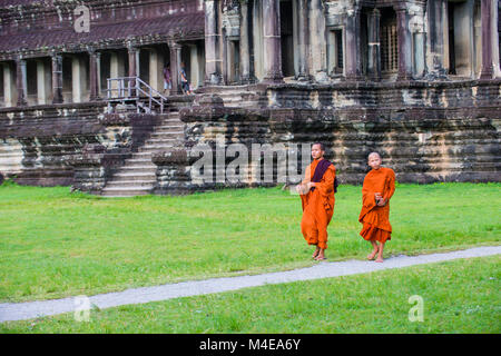 Budhist monks at the Angkor Wat Temple in Siem Reap Cambodia Stock Photo