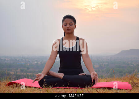 Young Indian girl doing Yoga . Vrikshasana with mountain backdrop Pune,  Maharashtra Stock Photo - Alamy
