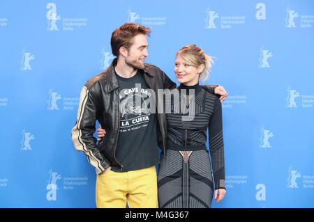Berlin, Germany. 16th Feb, 2018. Actor Robert Pattinson (L) and actress Mia Wasikowska pose for photos during the photocall of film 'Damsel' during the 68th Berlin International Film Festival, in Berlin, capital of Germany, Feb. 16, 2018. Credit: Shan Yuqi/Xinhua/Alamy Live News Stock Photo