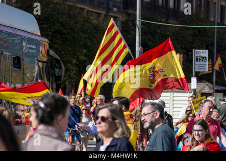 Demonstration für den Verbleib Kataloniens in Spanien, gemeinsame Aktion von Katalanen und Spanienanhängern Stock Photo