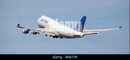 United Airlines Boeing 747 Jumbo Jet N117UA departing London-Heathrow Airport LHR Stock Photo