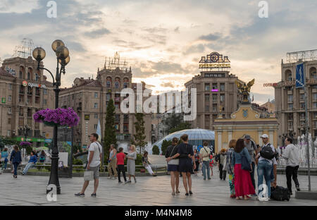 Locals and tourists enjoy a summers evening in Independance Square, Kiev, Ukraine Stock Photo