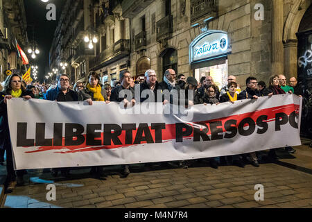 Barcelona, Catalonia, Spain. 16th Feb, 2018. The head of the demonstration leaves Sant Jaume square towards prison model of Barcelona.Thousand of Pro-independence supporters have been marched in Barcelona to demand the freedom of political prisoners accused of the crime of sedition. Credit: Paco Freire/SOPA/ZUMA Wire/Alamy Live News Stock Photo