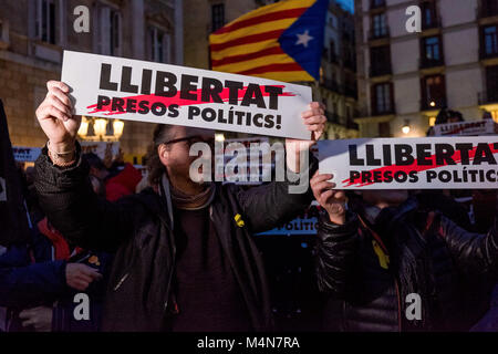 Barcelona, Catalonia, Spain. 16th Feb, 2018. Several demonstrators seen displaying posters calling for the release of political prisoners.Thousand of Pro-independence supporters have been marched in Barcelona to demand the freedom of political prisoners accused of the crime of sedition. Credit: Paco Freire/SOPA/ZUMA Wire/Alamy Live News Stock Photo