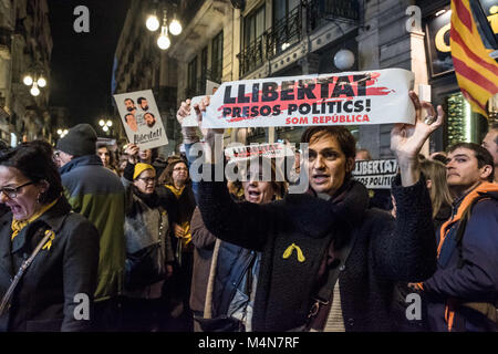 Barcelona, Catalonia, Spain. 16th Feb, 2018. Several demonstrators seen displaying posters calling for the release of political prisoners.Thousand of Pro-independence supporters have been marched in Barcelona to demand the freedom of political prisoners accused of the crime of sedition. Credit: Paco Freire/SOPA/ZUMA Wire/Alamy Live News Stock Photo