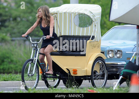 ATLANTIC CITY, NJ - JUNE 23: Actress Jennifer Aniston films on location for 'The Bounty Hunter' on June 23, 2009 in Atlantic City, New Jersey. Jennifer looked her usual UNHAPPY self, on the set with Actor Gerard Butler   People:   Jennifer Aniston  MUST CALL IN INTERESTED Michael Storms Storms Media Group Inc. (305) 632-3400 - Cell (305) 513-5783 - Fax MikeStorm@aol.com Stock Photo