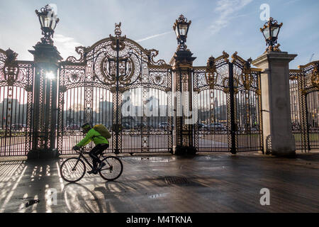 A cyclist on his way to work outside Buckingham Palace in London Stock Photo
