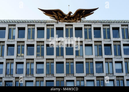 Bronze eagle atop the US Embassy Chancery building, Grosvenor Square, London Stock Photo