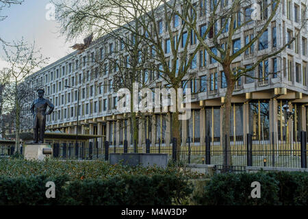 Former US Embassy building, Grosvenor Square, London, UK Stock Photo
