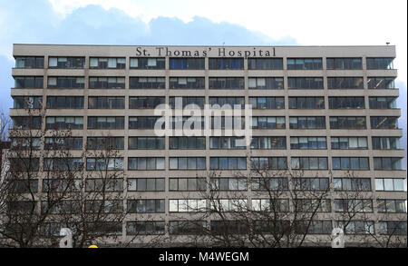 General view of A&E department, ambulances and St Thomas Hospital in central London.  Pressures on busy A&E units have begun to ease in England, but hospitals still remain over-crowded, NHS figures show. Latest weekly data up to last Sunday 14 January 2018, showed the number of times ambulances have been delayed waiting outside A&E fell by nearly a quarter to 12,500.  Featuring: Atmosphere Where: London, United Kingdom When: 18 Jan 2018 Credit: WENN.com Stock Photo