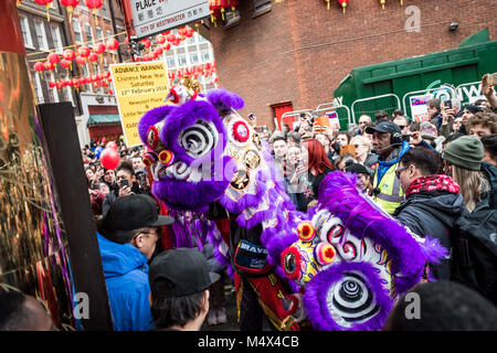 London, UK. 18th Feb, 2018. Chinese tributional dragon dance being performed.Londoners gather in London's chinatown and trafalgar square to celebrate Chinese new year 2018. Credit: Brais G. Rouco/SOPA/ZUMA Wire/Alamy Live News Stock Photo