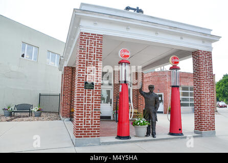 'Hugh,' the hometown mechanic embodies the spirit of the Lincoln Highway at former Standard Oil Gas Station. Ogallala, NE, USA Stock Photo