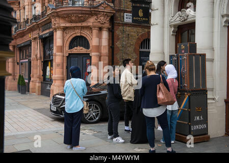 People Waiting In Line To Enter Goyard Shop Paris Stock Photo - Download  Image Now - Bag, Building Entrance, Business - iStock