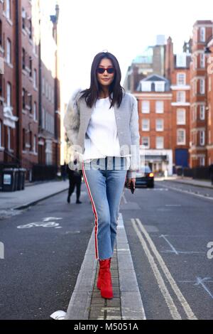 London, Grossbritannien. 17th Feb, 2018. A chic showgoer walking