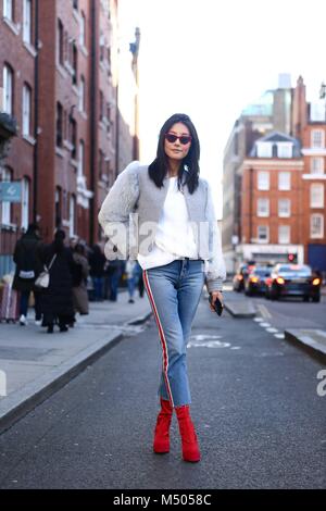 London, Grossbritannien. 17th Feb, 2018. A chic showgoer posing outside