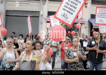 Sao Paulo, Brazil. 19th Feb, 2018. thousands of teachers together attends rally against the retirement reforms proposed by the government of Michel Temer in Patriarca Square Credit: Dario Oliveira/ZUMA Wire/Alamy Live News Stock Photo