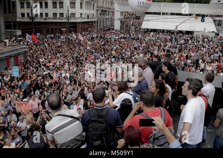 Sao Paulo, Brazil. 19th Feb, 2018. thousands of teachers together attends rally against the retirement reforms proposed by the government of Michel Temer in Patriarca Square Credit: Dario Oliveira/ZUMA Wire/Alamy Live News Stock Photo