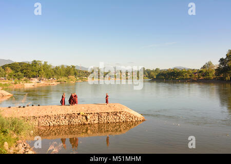 Hsipaw: Dokhtawady River, monks at bank, , Shan State, Myanmar (Burma) Stock Photo