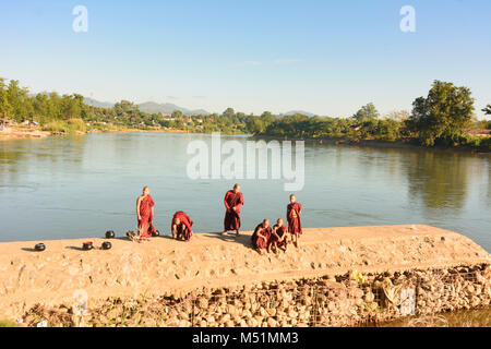 Hsipaw: Dokhtawady River, monks at bank, , Shan State, Myanmar (Burma) Stock Photo