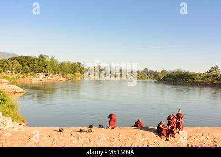 Hsipaw: Dokhtawady River, monks at bank, , Shan State, Myanmar (Burma) Stock Photo