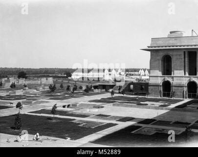 The construction of Rashtrapati Bhavan  photo taken by A. G. Shoosmith, Edwin Lutyens's representative in New Delhi, where he worked from 1920-1931.Shoosmith went out to India in 1920 to be Edwin Lutyens’ permanent representative in New Delhi. When the new capital was rising, Lutyens and Herbert Baker only went out for a couple of months each winter while the permanent representative was on the spot all year round, and Shoosmith’s job was to supervise the construction of Viceroy’s House Stock Photo