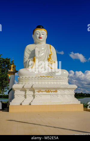 Details and sculptures of the beautiful white Pagoda, located on an island in Kan Thar Yar Lake Stock Photo