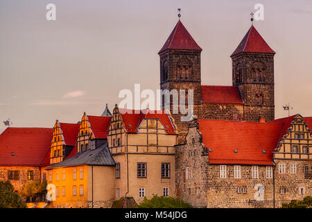 Blick auf das Quedlinburger Schloss bei Abendlicht Stock Photo