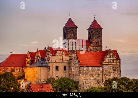 Blick auf das Quedlinburger Schloss bei Abendlicht Stock Photo