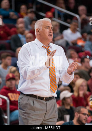 Oregon State coach Wayne Tinkle gestures during the first half of the ...