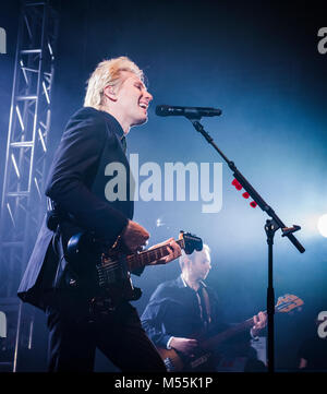 Alex Kapranos (lead singer of the band Franz Ferdinand) performing live with Alex grins and bass player Bob Hardy (right). O2 Academy, Leeds, England 19 February 2018. Stock Photo