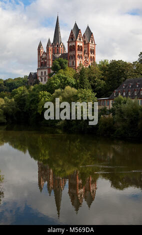 Limburg an der Lahn, Dom, Ansicht von Nordwesten mit Spiegelung in der Lahn Stock Photo