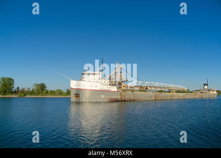 The Cuyahoga self-unloading bulk carrier passing through the Welland Canal Stock Photo