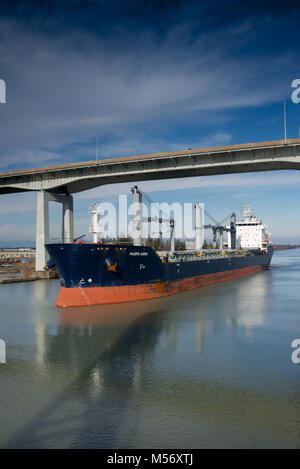 The Pacific Huron bulk carrier passing through the Welland Canal Stock Photo