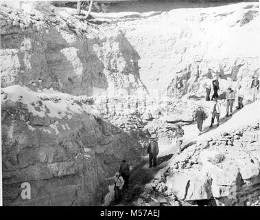 Grand Canyon Historic Kaibab Trail Sierra Club. MEMBERS OF THE SIERRA CLUB START DOWN FROM YAKI POINT ON KAIBAB TRAIL, ON A THREE DAY CAMPING TRIP TO PHANTOM RANCH.    CIRCA 1948. Stock Photo