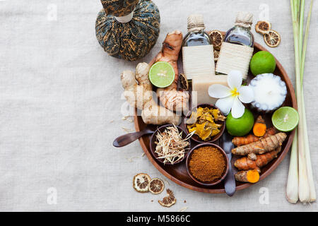 Spa, Heath care set di oli essenziali, sapone, lo Zenzero Curcuma radici e  spezie su un vassoio in legno Foto stock - Alamy