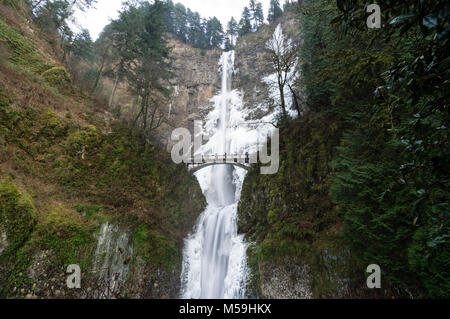 Multnomah Falls in winter showing ice and frozen waterfalls.  Columbia River Gorge, Oregon Stock Photo