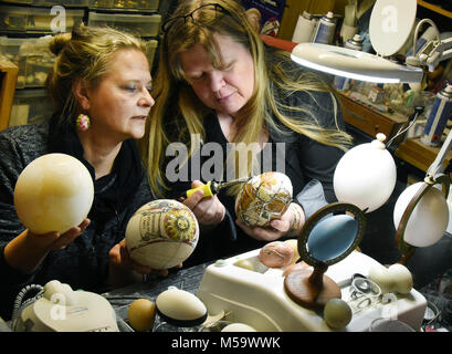 Leipzig, Germany. 19th Feb, 2018. 19.02.2018, Saxony, Leipzig: Susanne Liebscher (l), a hobby Easter egg painter, works with Kerstin Dischereit in her small Easter eggs workshop on the design of various nandu and ostrich eggs. For the various Easter egg markets in Germany, the next ones in Bavarian Pocking (24/25/02/18), Eutin (Schleswig-Holstein, 3/4/03/2018) and Leipzig (9-11/3/2018), she has painted and milled several thousand eggs in over 30 years, provided with metal applications, designed them as sculptures and in 3-D techniques. | usage worldwide Credit: dpa/Ģ����ý Live News Stock Photo