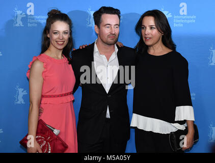 Berlin, Germany. 21st Feb, 2018. Berlin, Germany. 21st Feb, 2018. Berlinale 2018, photocall, 'Bad Banks': Actress Paula Beer (L-R) with director Christian Schwochow and actress Desiree Nosbusch. Credit: Jens Kalaene/dpa/Alamy Live News Stock Photo