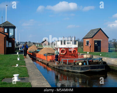 A gravel barge at Pollington Lock on the Aire and Calder Canal, East Yorkshire Stock Photo
