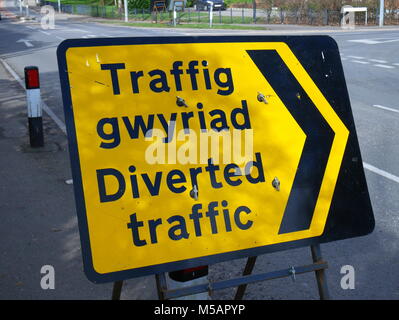 Bilingual, English and Welsh, temoory road sign indicating diverted traffic, traffic gwyriad, on a road in Rhiwbina, Cardiff Stock Photo