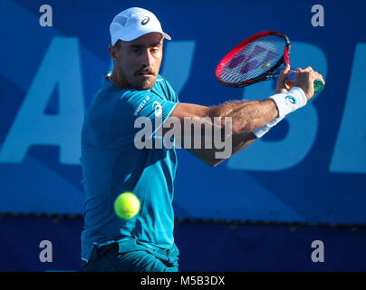 Delray Beach, Florida, USA. 21st Feb, 2018. Steve Johnson, from USA, plays a backhand against Milos Raonic, from Canada, during the 2018 Delray Beach Open ATP professional tennis tournament, played at the Delray Beach Stadium & Tennis Center in Delray Beach, Florida, USA. Steve Johnson won 6-2, 6-4. Mario Houben/CSM/Alamy Live News Stock Photo