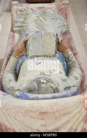 The 800 year old tomb of Eleanor of Aquitaine, Queen of England, showing her reading the bible Stock Photo