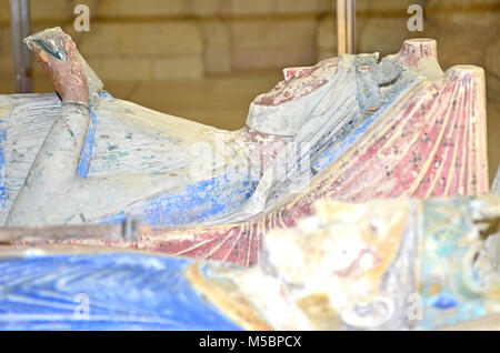 The 800 year old tomb of Eleanor of Aquitaine next to her husband King Henry II of England, showing Eleanor reading the bible Stock Photo