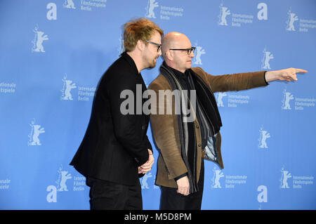 Berlin, Germany. 21st Feb, 2018. Joshua Leonard and Steven Soderbergh during the 'Unsane/Ausgeliefert' photocall at the 68th Berlin International Film Festival/Berlinale 2018 on February 21, 2018 in Berlin, Germany. | Verwendung weltweit Credit: dpa/Alamy Live News Stock Photo