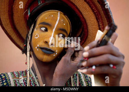 Niger. Agadez. Sahara desert. Sahel. People of Wodaabe tribe. Also called Bororo. Cattle-breeders. Nomads. Man dressed for Geerewol Festival. Portrait Stock Photo