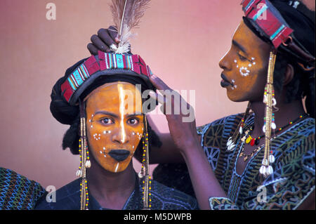 Niger. Agadez. Sahara desert. Sahel. People of Wodaabe tribe. Also called Bororo. Cattle-breeders. Nomads. Men dressed for Geerewol Festival. Portrait Stock Photo